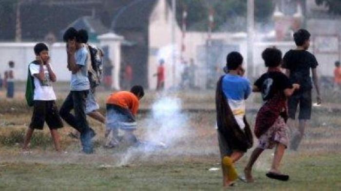 Seorang Anak Kecil Bakar Petasan Dekat Mobil Tetangga, Orang Tua Wajib Waspada