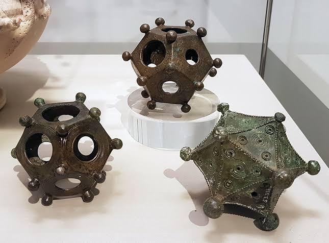 Mengungkap Misteri Roman Dodecahedron