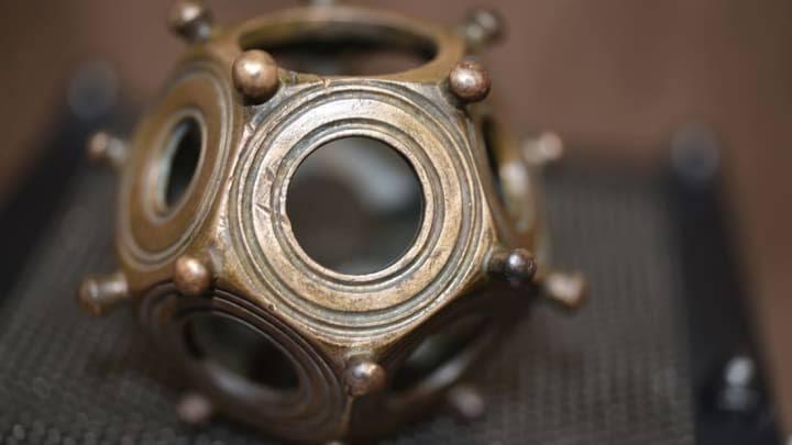 Mengungkap Misteri Roman Dodecahedron