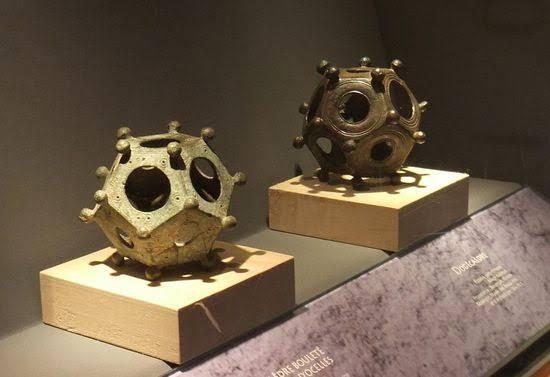 Mengungkap Misteri Roman Dodecahedron