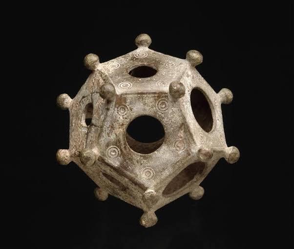 Mengungkap Misteri Roman Dodecahedron