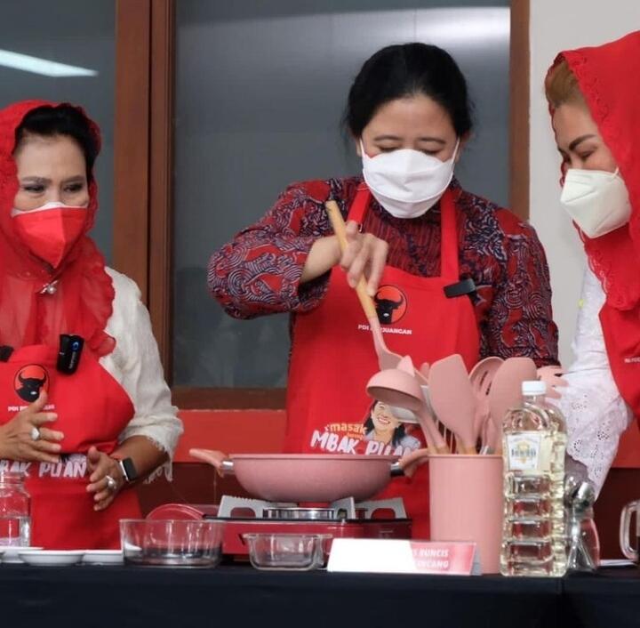 Puan Demo Masak Lumpia Basah &amp; Tumis Buncis, Tina Toon Cara Mengosengnya Luwes Banget