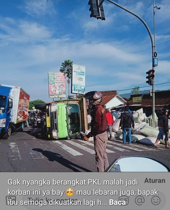 Truk Terguling Menimpa Pemotor di Magelang hingga 1 Tewas, Diduga Kelebihan Muatan