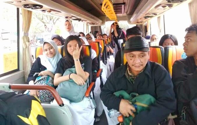 Keseruan Naik Bus Akap Dengan Orang Asing Jadi Teman (Atau Jodoh, hehe)