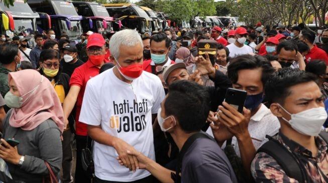 Jemput Pemudik Jateng di Jakarta, Ganjar: Di Kampung Jgn Lupa Borong Produk Tetangga