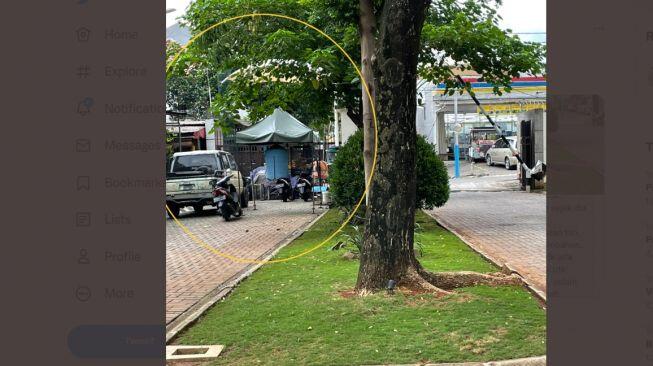 Pintu Masuk Perumahan Ditutup Total dan Malah Dipakai Buat Garasi Kendaraan