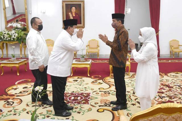 Jokowi Sajikan Opor ke Prabowo, Roy Suryo Singgung Larangan Pemerintah