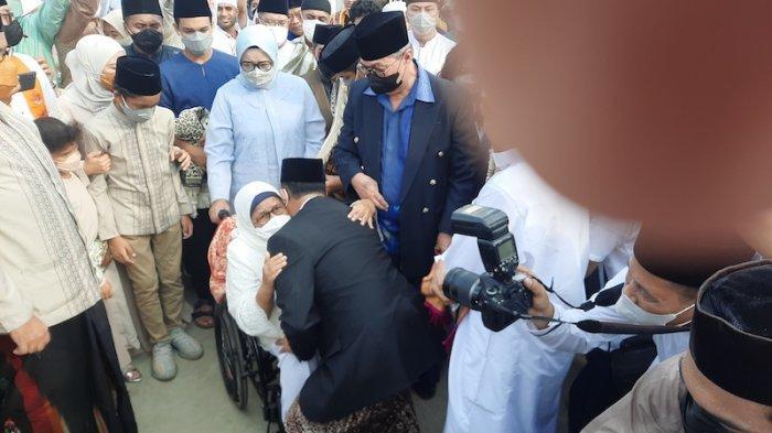 Usai Salat Idul Fitri di JIS, Anies Sungkem ke Ibundanya di Tengah Jamaah