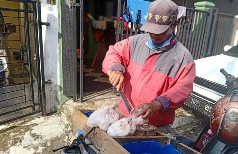 Viral Pedagang Pompa Daging Ayam Sembunyi-sembunyi, Apakah Termasuk Kecurangan?