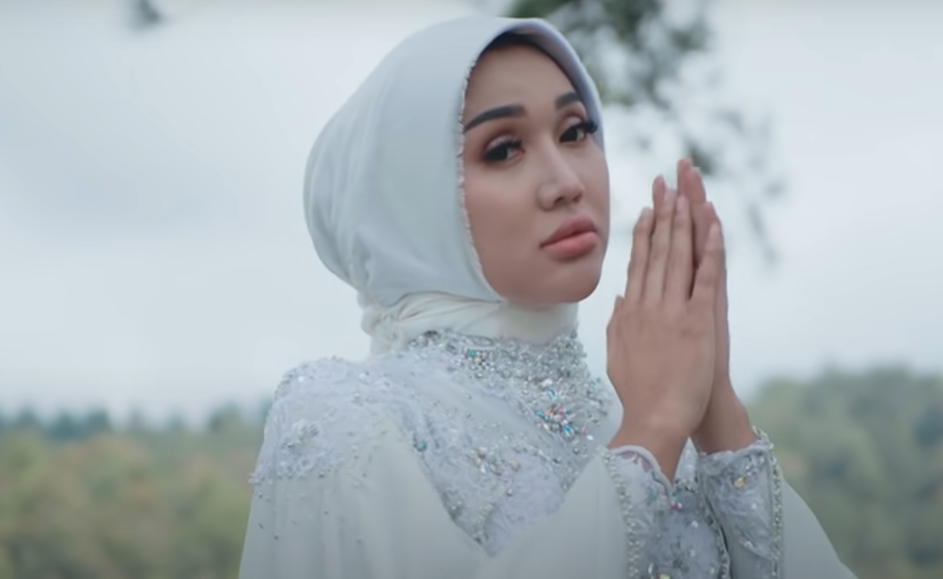 Lucinta Luna Berhijab Ziarah di Makam Ortu, Netizen Salfok: Pas Salat Ied