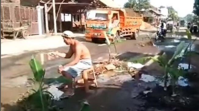 Kesal Jalanan Berlubang Tak Kunjung Diperbagiki, Warga Pati Protes Tanam Pohon Pisang