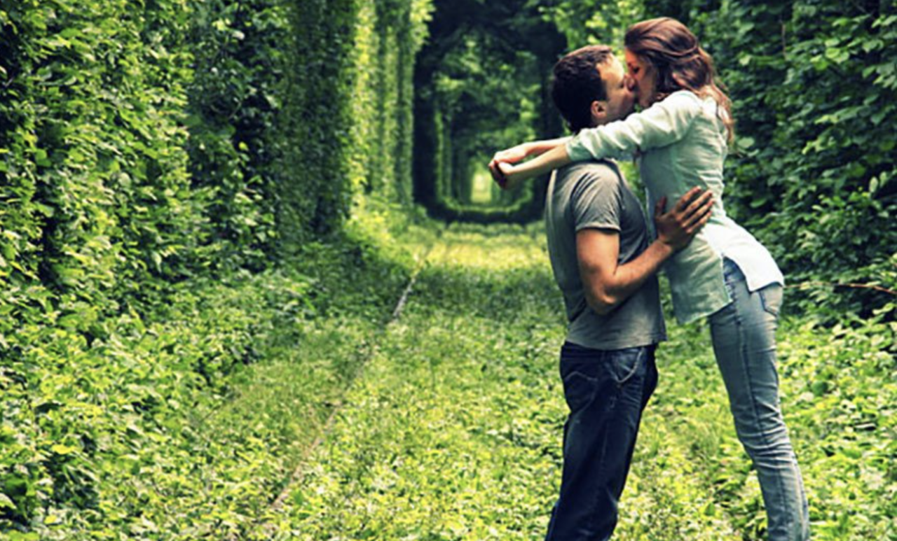 Tunnel of Love atau Terowongan Cinta, Ukraina. Tempat Indah Bagi Yang Dicandu Asmara.