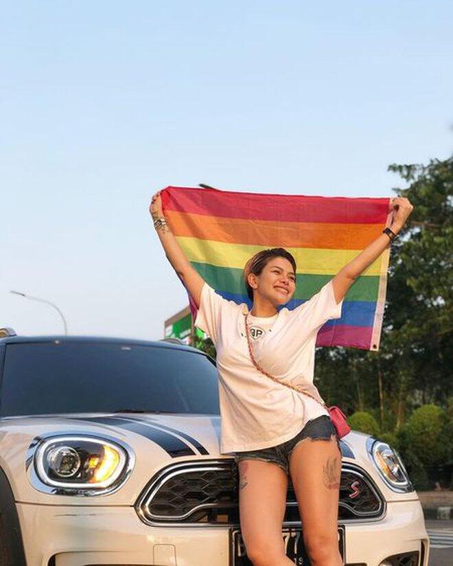 Bawa Bendera Simbol LGBT, Nikita Mirzani Dicibir &amp; Di-Unfollow - Support Kesetaraan