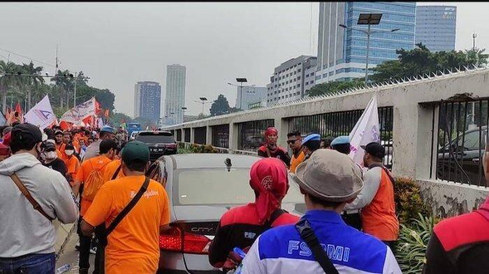 Teriak 'Bikin Macet' di Tengah Aksi Buruh, Pengendara Sedan Hampir Diamuk Massa 