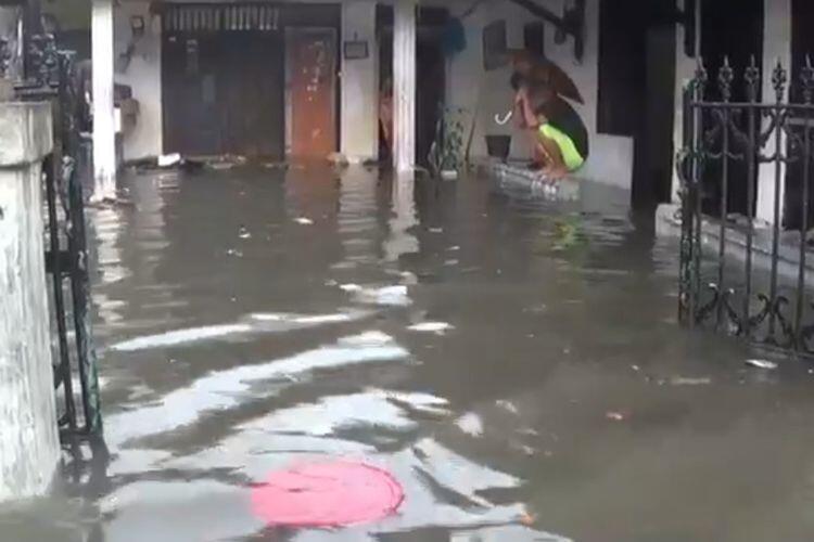 Banjir yang Rendam Puluhan Rumah di Kramatjati, Camat: Harus Dinormalisasi 