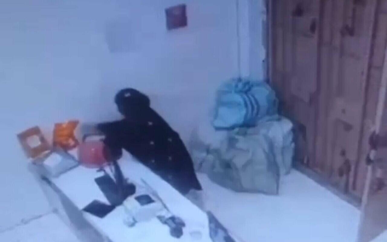 Eh Lihat, Wanita Ini Terekam CCTV Sedang Berbuat Dosa Pas Ruangan Lagi Sepi