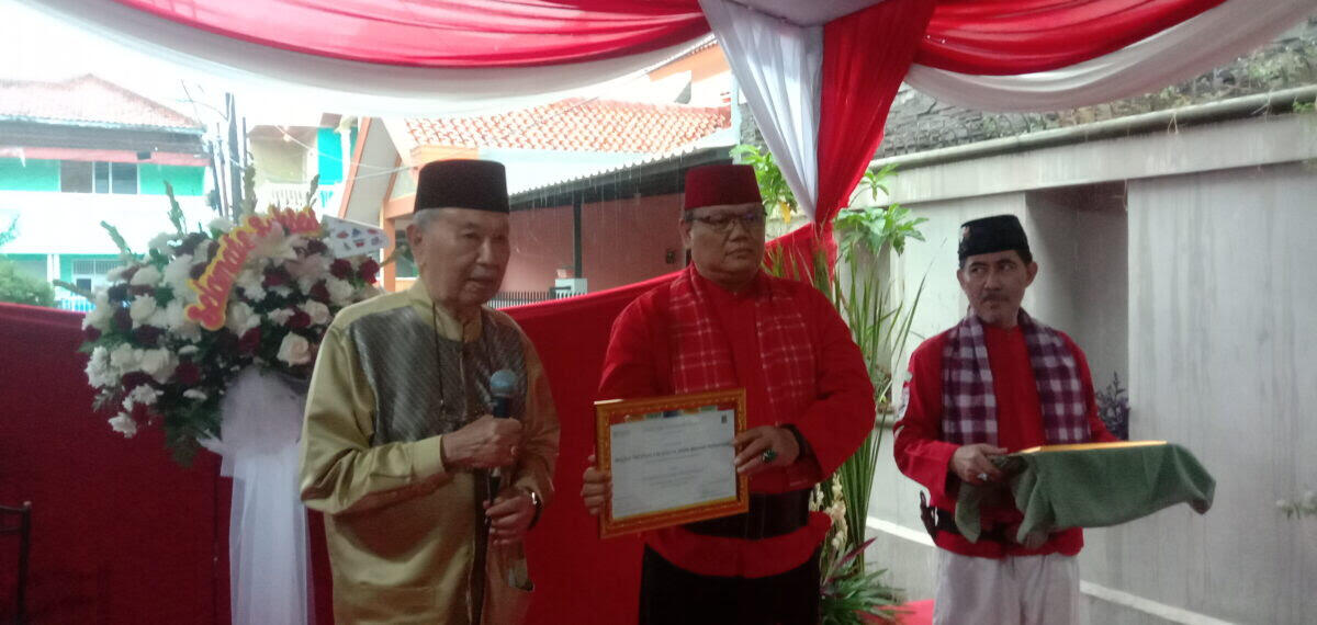Eki Pitung dengan Silat Betawi menerima Piagam Penghargaan dari UNESCO