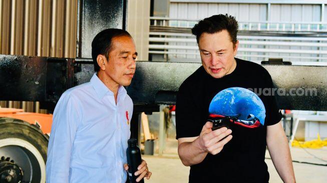 Rocky Gerung Sindir Pertemuan Jokowi Dengan Elon Musk: Itu Norak Namanya