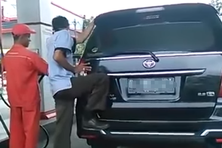Menggoyangkan Mobil Saat Mengisi Bensin, Apa Efeknya?