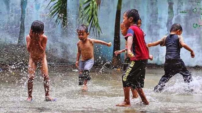 Awasi Anak-anak Saat Main Hujan, Beberapa Bahaya Ini Bisa Mengancam Keselamatan