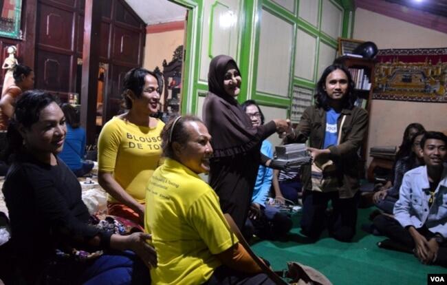 Pergumulan Waria dan Penghayat dalam Upaya Mendapat KTP