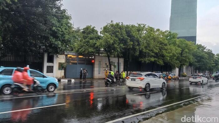 Mobil Sound Rusak karena Hujan, Pendukung UAS Bubar dari Kedubes Singapura 