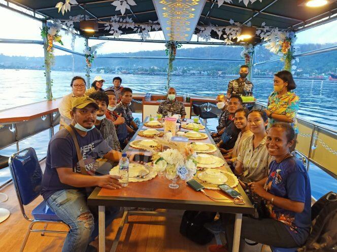 Keren! Cafe Apung di Pesisir Pantai Manokwari Mengandung Kultur Budaya yang Kuat