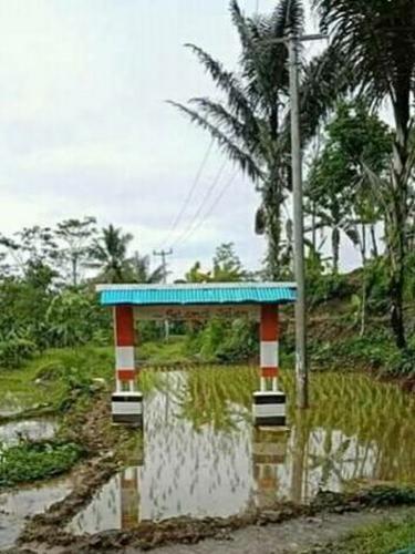 Gapura Nyeleneh Di Desa Indonesia