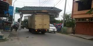 Gapura Nyeleneh Di Desa Indonesia