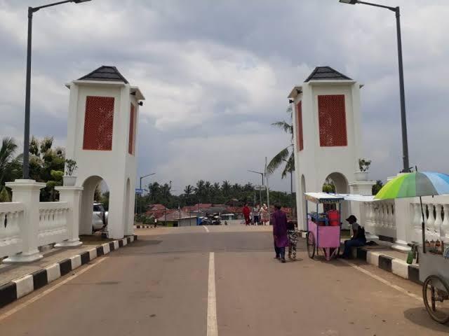 Gapura Nyeleneh Di Desa Indonesia