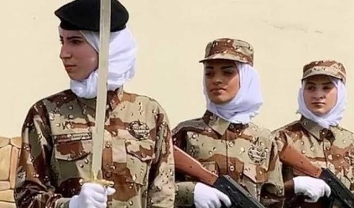 Awak Perempuan, Di Maskapai Penerbangan Arab Saudi Menjadi Sejarah Baru Dunia!