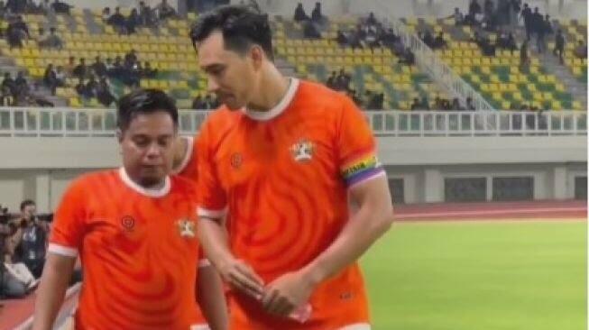 Pakai Ban Kapten Pelangi Saat Membela Selebrity FC, Darius Sinathrya Dihujat Netizen