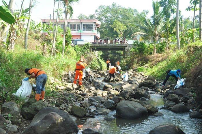 Ternyata Tidak Sembarangan Berenang Di Sungai Aare, Apa Sungai Ciliwung Bisa Bersih?