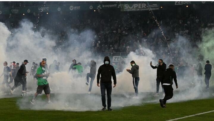 Kacau, Fans St. Etienne Buat Onar Setelah Kalah dari Auxerre Perebutan Tiket Ligue 1