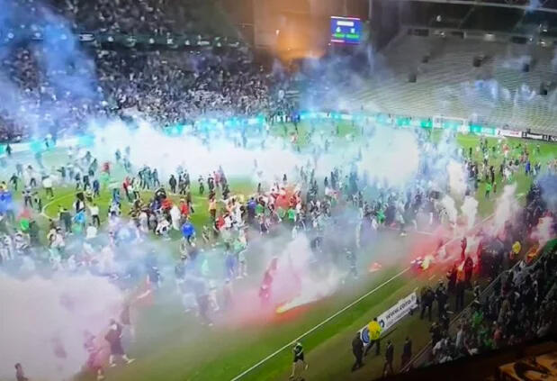 Kacau, Fans St. Etienne Buat Onar Setelah Kalah dari Auxerre Perebutan Tiket Ligue 1