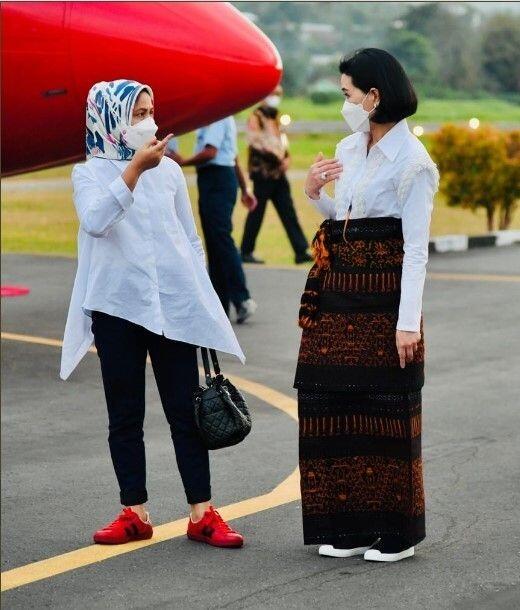 Temani Presiden Jokowi ke Ende, Sepatu Merah Iriana Ditaksir Warganet: Gucci Nih?