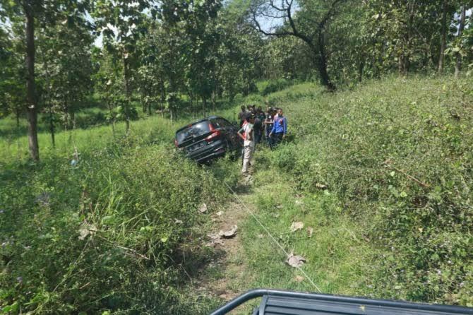 HOROR ! Mobil Tersesat Di Lokasi &quot;TAK BIASA&quot;, Pengemudi Hanya Ikuti Arahan !