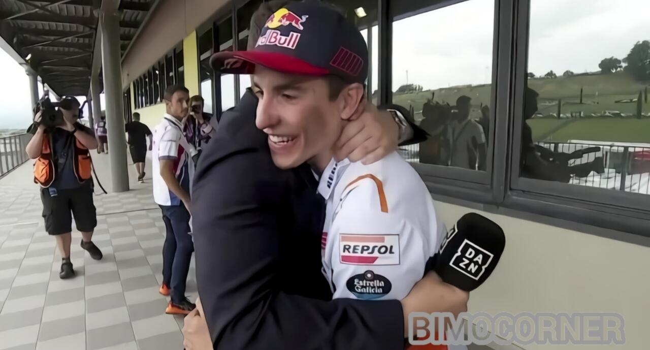 Pelukan Hangat Lorenzo Kepada Marc Marquez, Rivalitas Hanya Sampai Garis Finish