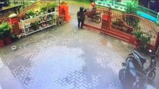 Waspada Maling Motor Bermodus Pura-pura Pincang, Pasang CCTV Demi Keamanan