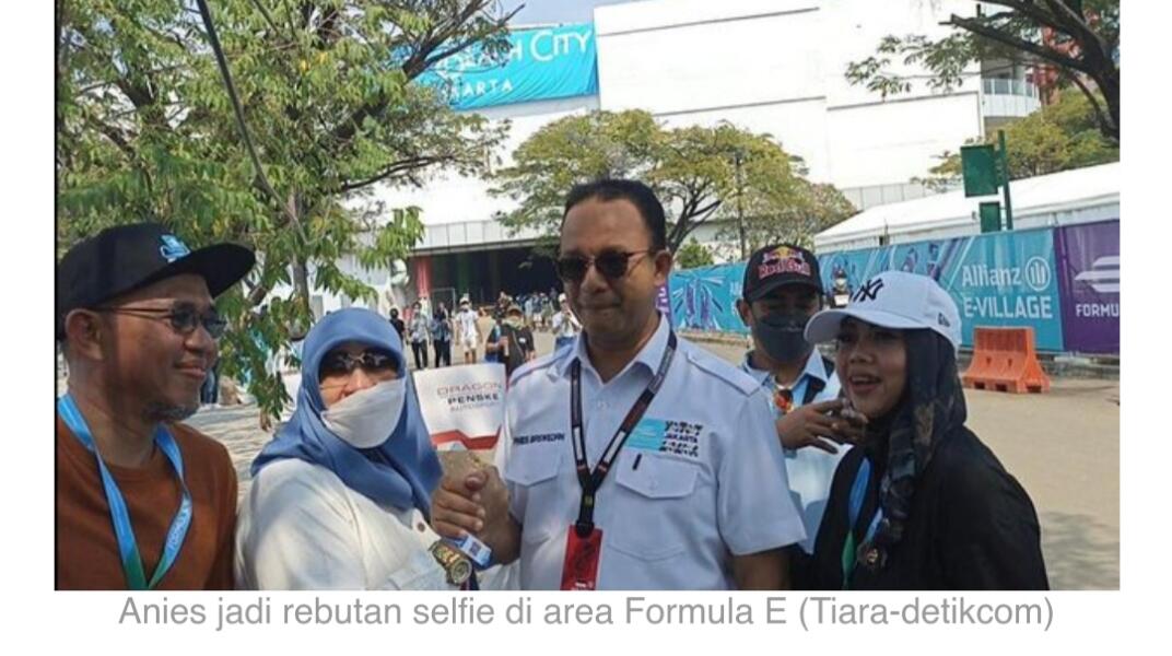 Anies Jadi Rebutan Selfie Penonton di Sirkuit Formula E