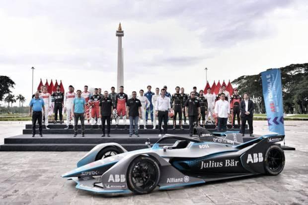 Anies Jadi Rebutan Selfie Penonton di Sirkuit Formula E