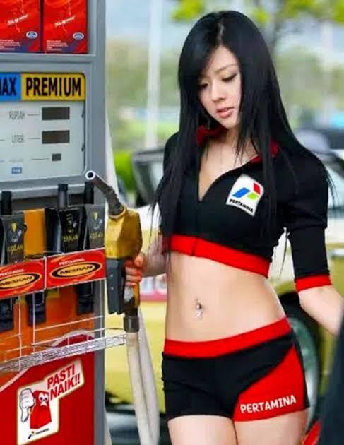 Ibu-ibu Awasi Suaminya, Petugas SPBU Ini Bikin Pria Gagal Fokus Pas Isi Bensin