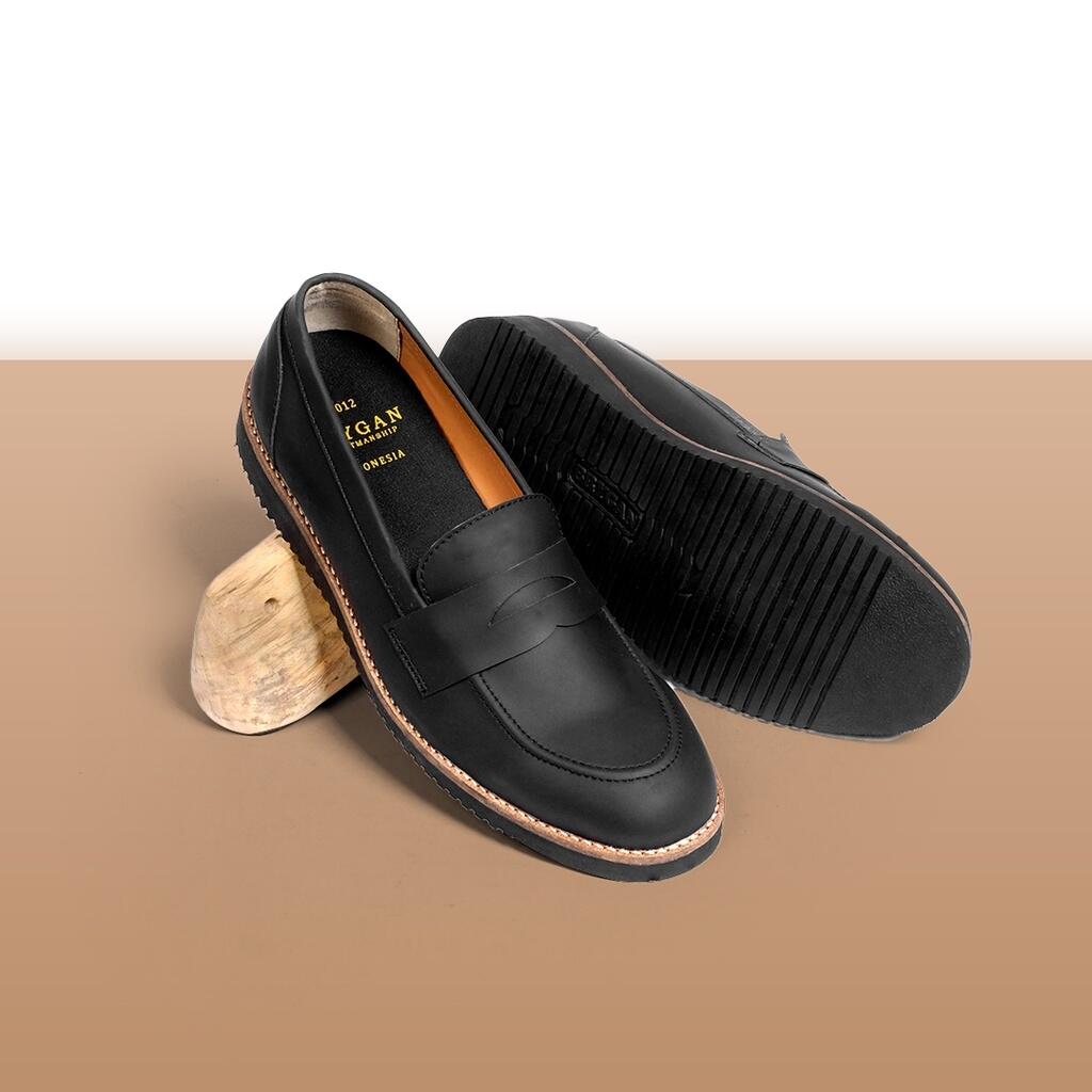 13 Rekomendasi Sepatu Loafer Pria Brand Lokal, Simpel dan Elegan!