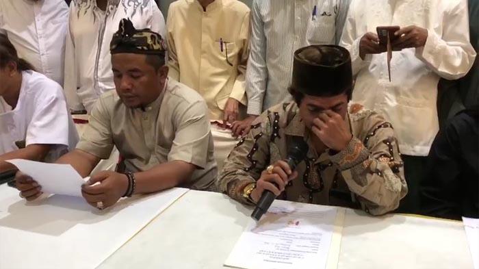 Pemeran Pengantin Pria yang Menikahi Domba Betina Menangis Hebat di MUI Gresik