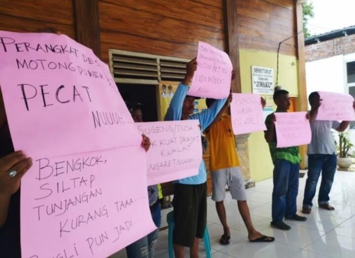 Bansos Migor Dipungli, Warga Gumulan Demo Minta Perangkat Desa Dipecat