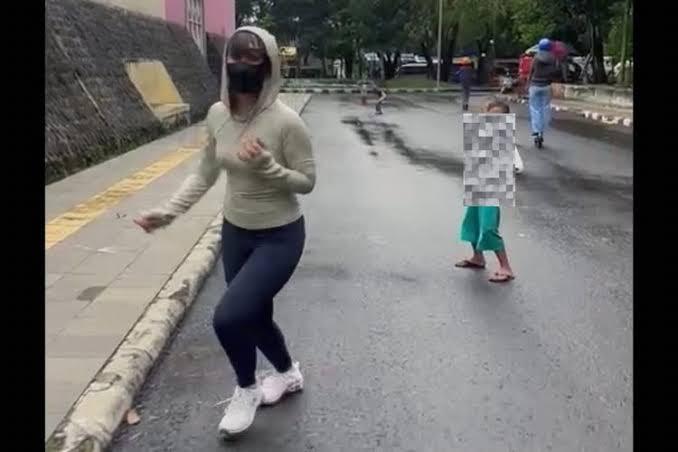 VIRAL ! Video 2 Bocah Sentuh Bagian Sensitif 'WANITA' Di Lampu Merah ! Netizen RESAH