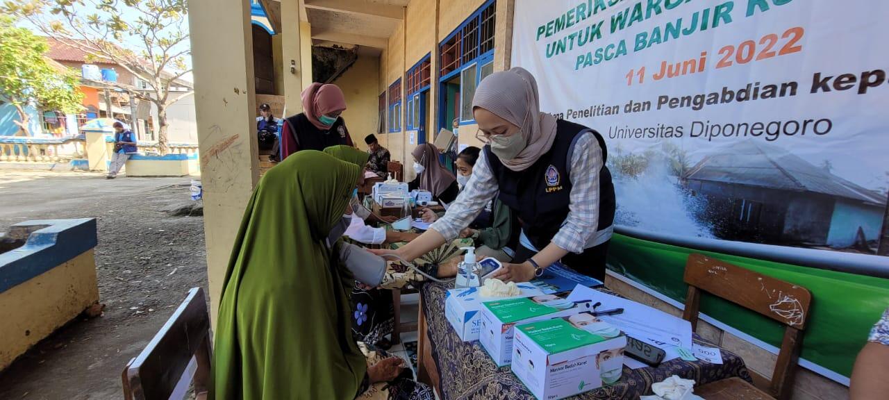 Kegiatan Pengobatan dan Khitan Gratis oleh LPPM UNDIP Di Kabupaten Demak