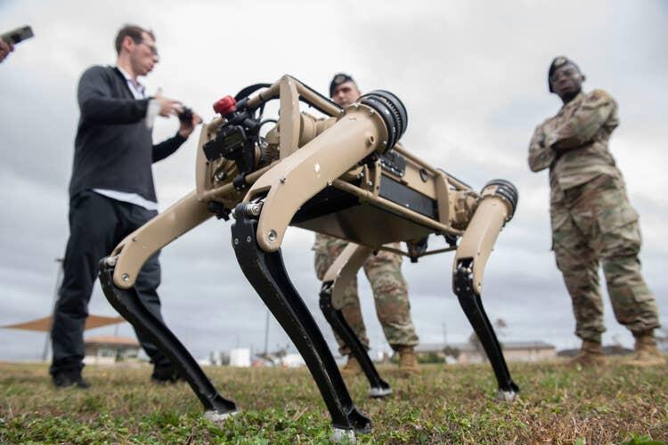 Korps Marinir AS Uji Coba Penembakan Roket Memakai Robot Anjing