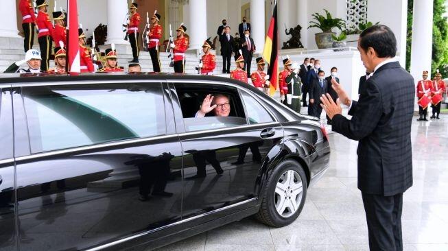 Presiden Jerman Tertawa Girang Lihat Oleh-oleh Dari Jokowi, Apa Isinya?