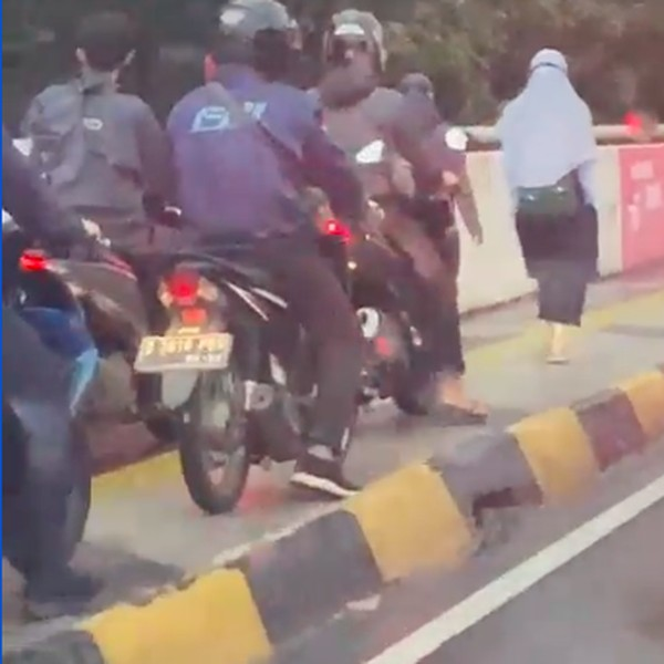 Viral 2 Perempuan Tak Mau Mengalah dari Invasi Pemotor di Trotoar